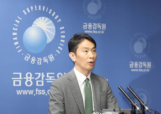 이복현 금융감독원장이 지난달 24일 서울 영등포구 금융감독원에서 열린 자본시장 현안 브리핑에서 발언하고 있다. 연합뉴스