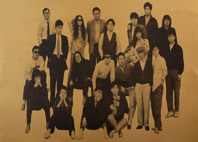 1993년 발매된 <우리 모두 여기에> 2집의 커버 사진. 동아기획의 뮤지션들 가운데 베레모를 쓰고 서 있는 김영 대표의 모습이 보인다. 나무연필 제공