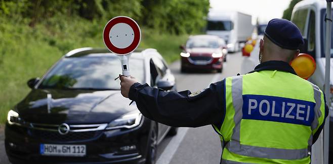 독일 라우터부르크의 프랑스 국경에서 경찰이 차량을 통제하고 있다. EPA연합뉴스