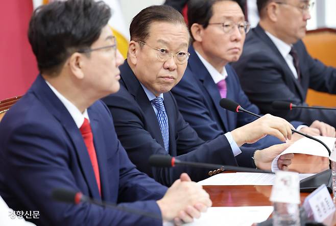 ‘째깍째깍’ 정말 시간이 없다 권영세 국민의힘 비상대책위원장(왼쪽에서 두번째)이 8일 국회에서 열린 비대위회의에서 후보 단일화 관련 발언을 마무리하고 있다. 박민규 선임기자