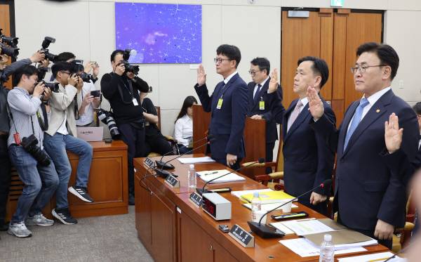 8일 국회 과학기술정보방송통신위원회 전체회의에서 열린 SK텔레콤 유심 해킹 사건 청문회에서 유영상 SK텔레콤 대표이사 등이 증인선서를 하고 있다. 연합뉴스