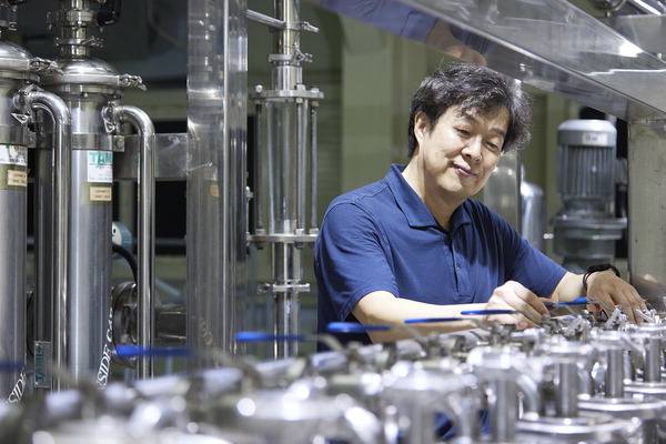 이배진 마린바이오프로세스 대표가 부산 기장군 공장에서 제품 제조 과정을 점검하고 있다. 마린바이오프로세스 제공