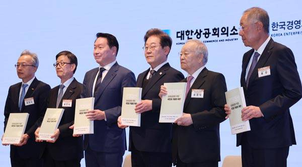더불어민주당 이재명 대선 후보와 최태원 대한상공회의소 회장 등이 8일 서울 대한상의에서 열린 경제5단체장과의 간담회에 참석해 정책 제언집을 들고 기념촬영을 하고 있다. 연합뉴스