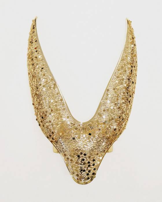 Jennie's top in "Zen" designed by Leje. It was inspired by the presumed-crown worn by Korea's Silla Dynasty (57 BCE to 935 CE) female leaders, wonhwa. [SCREEN CAPTURE]