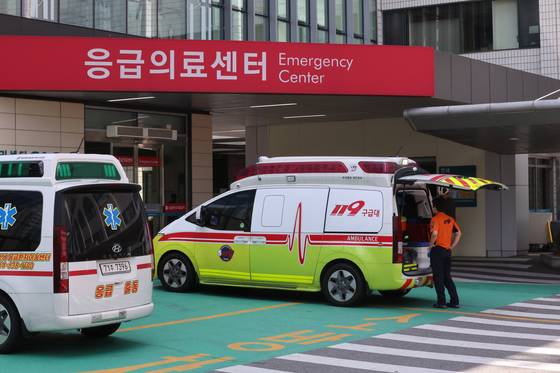 Ambulances are seen in front of emergency room at a general hospital in Seoul in last August. [YONHAP]