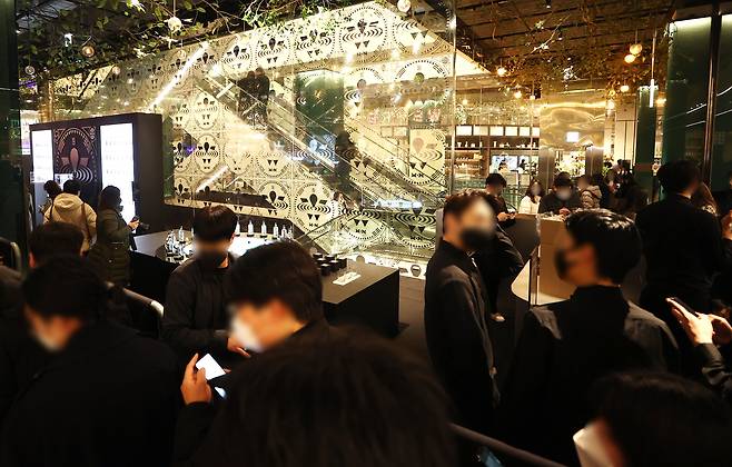 People line up to buy Won Soju at a pop-up event at The Hyundai Seoul department store in Yeongdeungpo District, western Seoul, on Feb. 25, 2022. [YONHAP]