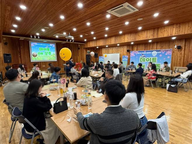 상주시가 미혼남녀 만남 프로그램인 ‘데이트 온 상주’를 지난 3일과 4일 1박2일간 성주봉자연휴양림에서 진행했다. 상주시 제공.