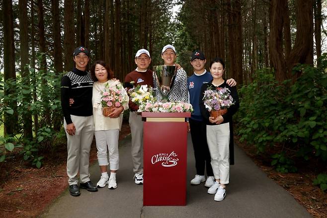 부모님께 카네이션을 전달한 선수들. KPGA 제공