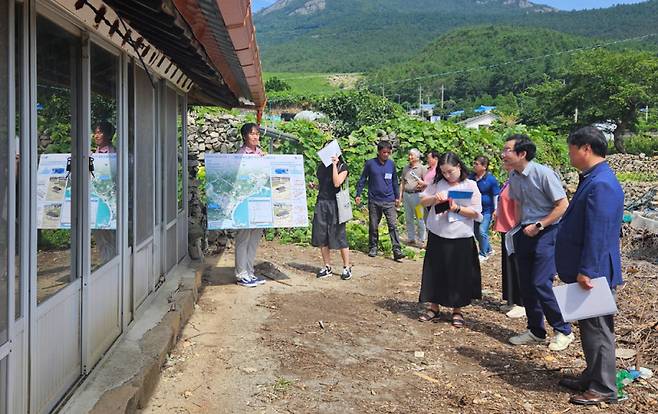 해양수산부가 지난해 처음 시범사업으로 추진한 ‘어촌 빈집재생 공모사업’을 위한 현장 조사가 진행 중이다. 공모에서 완도군이 최종 선정됐다. /전남도