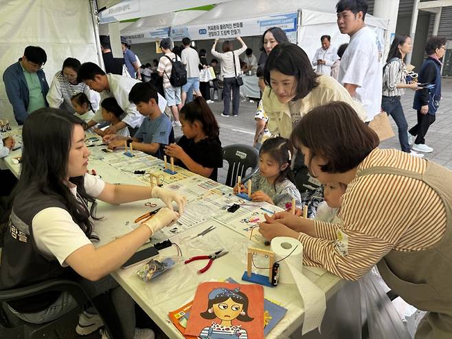 올해로 27회를 맞이하는 전남과학축전은 ‘천년의 역사, 미래의 과학’을 주제로 전라남도 초등 과학교사 단체인 ‘과학을사랑하는사람들’이 주관한다. /전남교육청