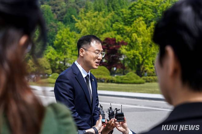 김상욱 국민의힘 의원이 8일 서울 동작구 현충원에서 탈당 기자회견을 열고 취재진을 만나고 있다.