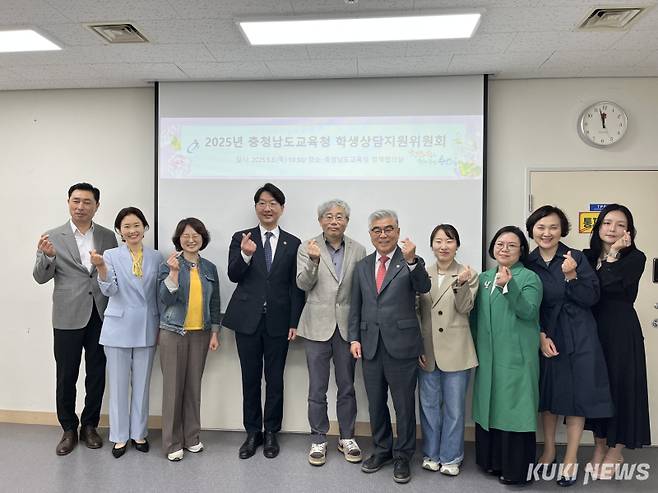 충남도의회 구형서 의원(왼쪽에서 4번째)이 8일 개최된 충남교육청 학생상담지원위원회에 참석해 학생상담 활성화를 위한 위원회 활동의 본격적인 출발을 알렸다.&nbsp;