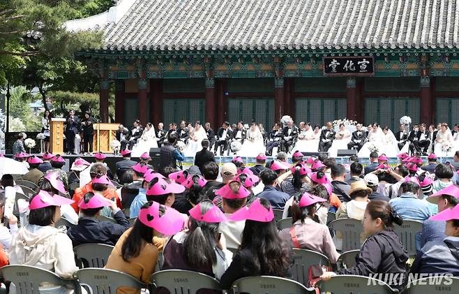 충남도 내 장애인 부부 33쌍이 8일 공주시 선화당에서 열린 합동결혼식에서 백년가약을 약속했다.&nbsp;