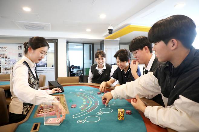 협성고 학생들이 카지노&서베일런스 전공 블랙잭 테이블에서 전공 관련 실습을 체험하고 있다. 영남이공대 제공
