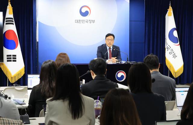 김병환 금융위원회 위원장이 7일 서울 종로구 정부서울청사에서 열린 금융위원회 정례 기자간담회에서 발언하고 있다. 연합뉴스