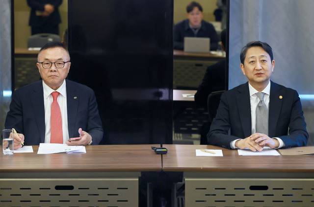 안덕근 산업통상자원부 장관이 6일(현지시간) 체코 프라하 도착 직후 열린 기자 간담회에서 발언하고 있다. 왼쪽은 황주호 한수원 사장. 산업통상자원부 제공