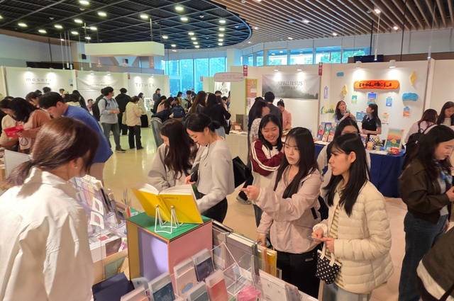 사랑의교회 1층 로비에 마련된 크리스천 굿즈 팝업스토어 '텐트메이커스' 부스 모습.