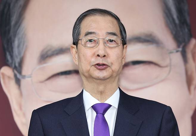 한덕수 무소속 대통령선거 예비후보가 7일 서울 영등포구 선거캠프 사무실에서 열린 기자회견에서 대선 단일화와 관련해 발언하고 있다. 연합뉴스