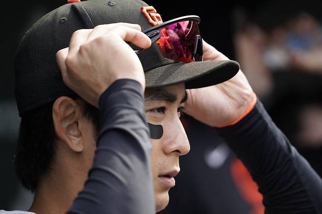 이정후가 8일 미국 일리노이주 시카고의 리글리 필드에서 열린 시카고 컵스와 2025 MLB 원정경기 8회 더그아웃에서 그라운드를 지켜보고 있다. 로이터연합뉴스