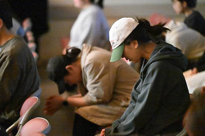 새벽기도회 참석 청년들이 8일 경기도 성남 선한목자교회에서 두 손 모아 기도하고 있다. 성남=신석현 포토그래퍼
