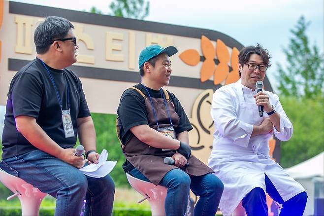 오세득 셰프가 무대에 올라 관람객들과 소통하며 음식 이야기를 나누고 있는 모습. 올해 부산 밀 페스티벌에는 레이먼 킴 셰프, 배우 이시언도 함께 참여해 현장에서 직접 음식을 제공하며 시민들과 만났다. 부산축제조직위 제공
