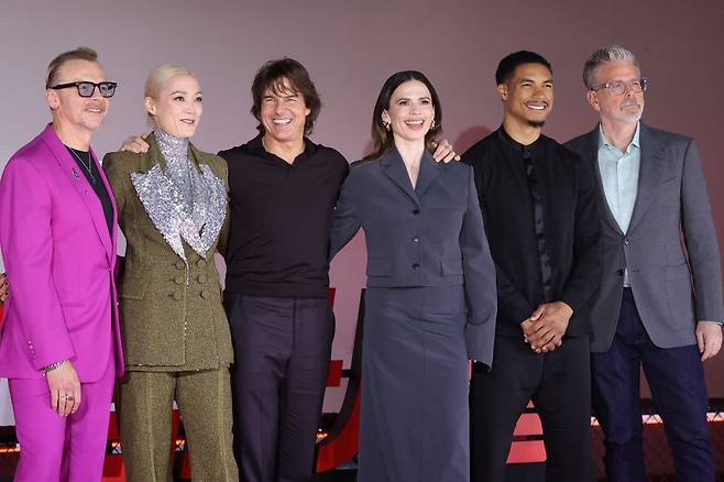 8일 서울 송파구 롯데시네마 월드타워에서 열린 영화 '미션 임파서블: 파이널 레코닝' 기자간담회에서 배우 사이먼 페그, 폼 클레멘티에프, 톰 크루즈, 헤일리 앳웰, 그레그 타잔 데이비스와 크리스토퍼 맥쿼리 감독(왼쪽부터)이 포즈를 취하고 있다. 연합뉴스