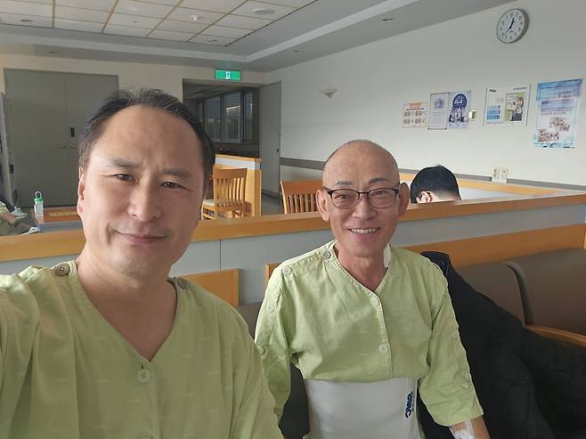 원근재(왼쪽) 제주 벧엘교회 목사가 지난 1월 같은 교회 성도인 원승윤 권사에게 신장을 기증하는 수술을 마친 뒤 기념촬영을 하고 있다. 원 목사 제공