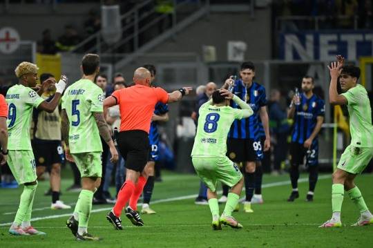 심판 판정에 아쉬워하는 바르셀로나 선수들. 사진[AFP=연합뉴스]