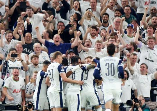 토트넘 선수단과 팬. 사진[EPA=연합뉴스]