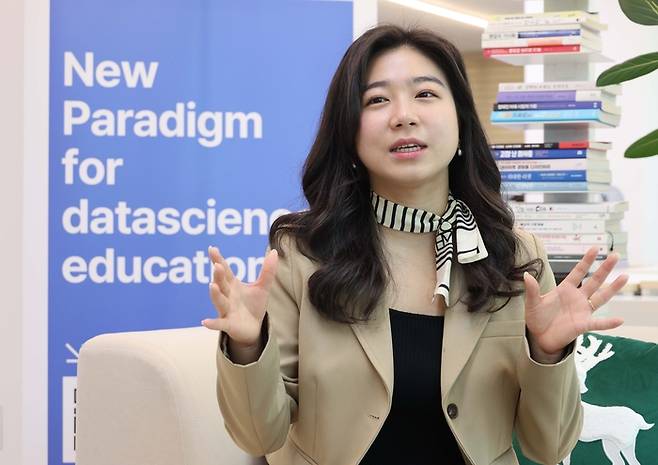 조혜준 휴마인(데이터다이빙) 대표가 서울시 강남구 도곡동에 위치한 사무실에서 맞춤형 AI 교육 프로그램의 필요성에 대해 설명하고 있다. 한주형 기자