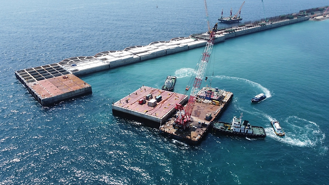 포항 영일만에서 울릉공항 건설 현장으로 케이슨을 운송하는 모습 [사진=DL이앤씨]