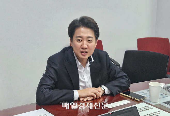 이준석 개혁신당 대선 후보가 8일 서울 여의도 국회 의원회관에서 진행된 매경AX와의 단독 인터뷰에서 질문에 답변하고 있다. [한수진 기자]