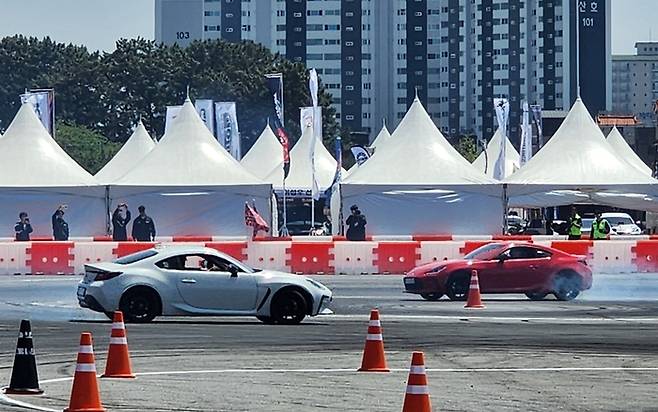 아스팔트 위에 도넛을 그리는 드리프트 묘기 [사진촬영=매경 디지털뉴스룸 최기성 기자]