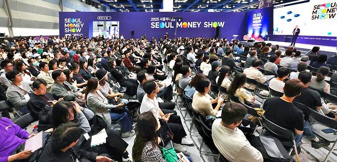 "격변기 재테크 팁 얻어가자" 인산인해 8일 서울 코엑스에서 '격변기 승리하는 재테크 전략'을 주제로 개막한 '2025 서울머니쇼'에서 기조연설자로 나선 스티브 브라이스 스탠다드차타드(SC)그룹 최고투자전략가가 미국발 통상전쟁 이후 자산 전략에 대해 강연하고 있다.  이승환 기자