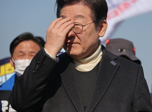 방탄복 착용한 채 도보행진 나선 이재명 대표. [사진 출처 = 연합뉴스]