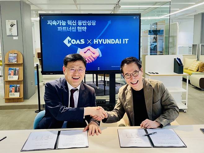 민경중 코아스 대표(왼쪽)와 장제만 현대아이티 대표.  코아스