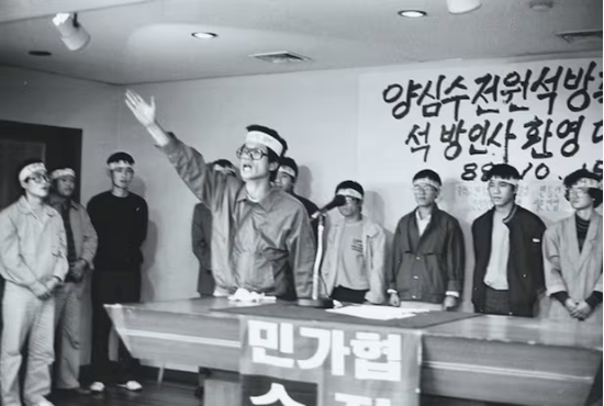 1986년에 일어난 5·3 인천 사태를 배후 조종했다는 혐의로 2년간 옥살이를 했던 노동 운동가 김문수가 1988년 10월 15일 서울 종로성당에서 열린 민주화실천가족운동협의회 주최 행사에서 양심수 전원 석방을 촉구하고 있다.(사진=김문수캠프 제공)