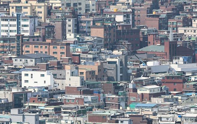 (서울=뉴스1) 김도우 기자 = 전국 신규 전월세 거래에서 월세가 차지하는 비중이 최초로 60%를 넘어섰다.  국토교통부의 2월 주택통계를 보면 올해 1~2월 전국 월세 신규 거래 중 월세가 차지하는 비중은 61.4%로 나타났다.  전국 아파트 월세 비중은 올해 1~2월 44.2%로 1년 새 2% 상승했고, 같은 기간 비아파트 월세 비중은 76.3%로 1년 전보다 5.6% 증가했다.  사진은 1일 서울 시내 빌라 밀집지역의 모습. 2025.4.1/뉴스1  Copyright (C) 뉴스1. All rights reserved. 무단 전재 및 재배포,  AI학습 이용 금지. /사진=(서울=뉴스1) 김도우 기자