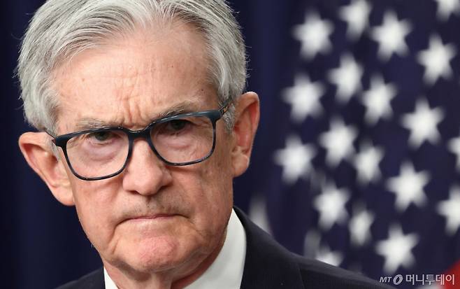 (워싱턴 로이터=뉴스1) 정지윤 기자 = 제롬 파월 미국 연방준비제도(연준) 의장이 7일(현지시간) 이틀 간의 연방공개시장위원회(FOMC) 회의를 마치고 기자회견에서 결과를 발표하고 있다. 2025.05.07  ⓒ 로이터=뉴스1  Copyright (C) 뉴스1. All rights reserved. 무단 전재 및 재배포,  AI학습 이용 금지. /사진=(워싱턴 로이터=뉴스1) 정지윤 기자