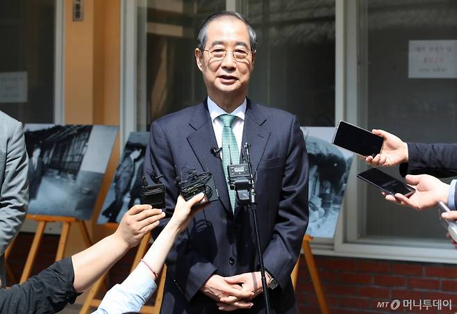 한덕수 무소속 대선 예비후보가 8일 오전 경북 구미시 박정희 전 대통령 생가를 찾아 참배한 뒤 취재진 질문에 답하는 모습./사진=뉴스1