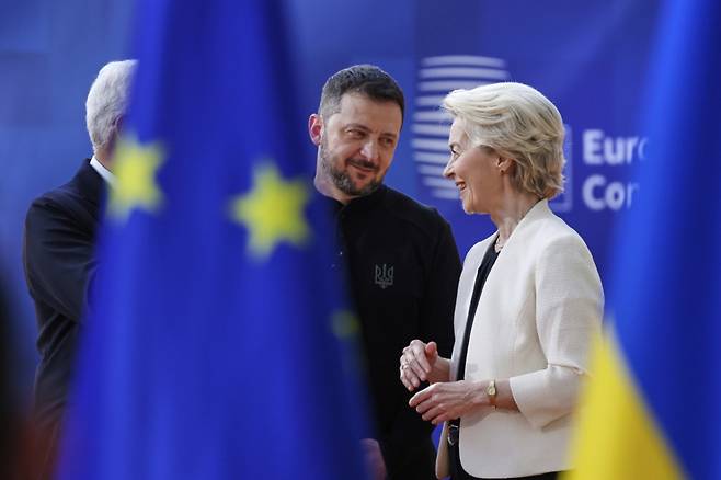 볼로디미르 젤렌스키(가운데) 우크라이나 대통령이 6일(현지 시간) 벨기에 브뤼셀에서 열린 유럽연합(EU) 27개국 특별 정상회의에 참석해 우르줄라 폰데어라이엔 EU 집행위원장과 대화하고 있다. /AP=뉴시스