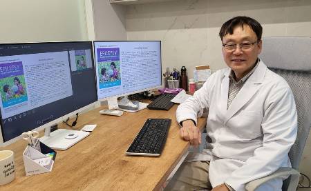 신동진 원장이 지난달 30일 자신의 병원 진료실에서 뇌전증에 대해 설명하고 있다./사진=박정렬 기자