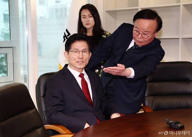 김문수 국민의힘 대통령 후보가 8일 오후 서울 여의도 중앙당사에 마련된 후보실에서 업무를 보기 위해 착석해 있다. 오른쪽은 김재원 의원. 2025.5.8/사진=뉴스1 /사진=(서울=뉴스1) 김민지 기자