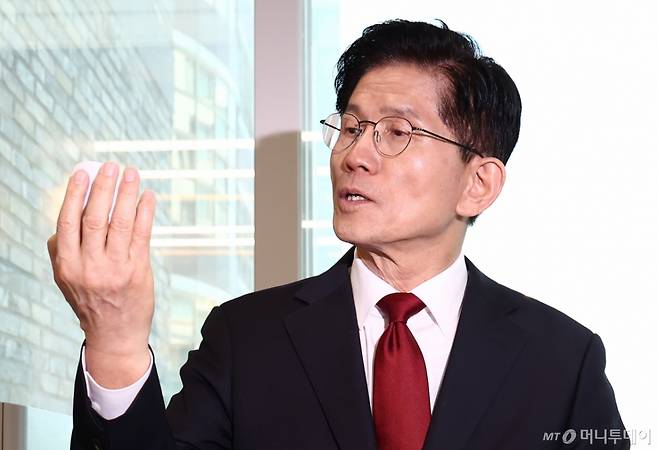 (서울=뉴스1) 김민지 기자 = 김문수 국민의힘 대통령 후보가 8일 오후 서울 여의도 중앙당사에 마련된 후보실에서 업무를 보고 있다. 2025.5.8/뉴스1  Copyright (C) 뉴스1. All rights reserved. 무단 전재 및 재배포,  AI학습 이용 금지. /사진=(서울=뉴스1) 김민지 기자