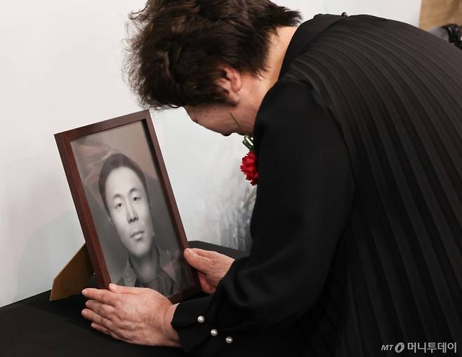8일 서울 동작구 국방부유해발굴감식단에서 열린 6·25전사자 유해 얼굴복원 유가족 초청행사에서 고 송영환 일병의 딸인 송재숙씨(76)가 영정을 어루만지고 있다. 국방부 유해발굴감식단은 어버이날을 맞아 고인의 딸인 송씨를 국유단으로 초청, 유해를 바탕으로 완성한 2D 표준 영정과 감사패를 전달했다. 송씨는 본인이 3살 때 세상을 떠난 아버지를 찾기 위해 2020년 직접 국유단을 방문, 유전자 시료를 제공했다. / 사진=뉴스1