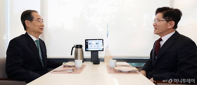 (서울=뉴스1) 오대일 기자 = 김문수 국민의힘 대선 후보와 한덕수 무소속 대선 예비후보가 7일 오후 서울 종로구의 한 음식점에서 열린 후보 단일화를 위한 회동에서 대화를 나누고 있다. (공동취재)  2025.5.7/뉴스1  Copyright (C) 뉴스1. All rights reserved. 무단 전재 및 재배포,  AI학습 이용 금지. /사진=(서울=뉴스1) 오대일 기자