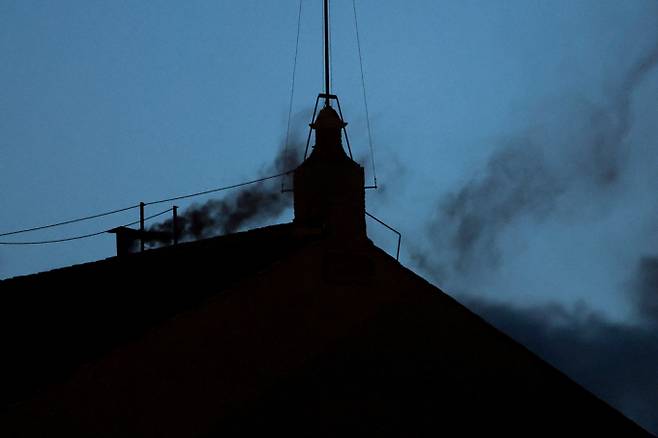 제267대 교황을 선출하는 '콘클라베' 첫 투표에서 새 교황이 선출 불발됐다.사진은 지난7일(현지시각) 바티칸 시스티나 성당의 굴뚝에서 검은 연기가 피어오르고 있는 전경. /사진=로이터