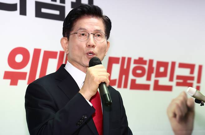김문수 국민의힘 대선 후보와 당 지도부의 갈등이 심화하고 있다. 사진은 8일 오전 서울 여의도 캠프에서 긴급 기자회견을 진행한 김 후보. /사진=뉴스1
