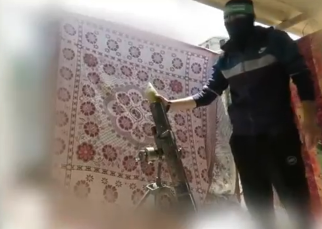 가자지구 민가 내부에 박격포를 설치해 놓고 발사하는 무장 하마스 대원. 이스라엘군 X 캡처.