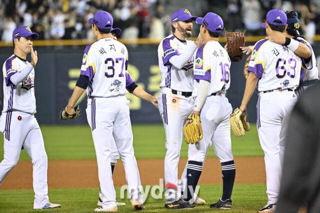 7일 서울 잠실야구장에서 열린 '2025 신한 SOL BANK KBO리그' LG 트윈스와 두산 베어스 경기.두산이 5-2로 LG에 승리해 위닝시리즈를 가져갔다. 기뻐하는 두산 선수들./잠실=한혁승 기자